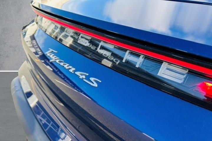 Blå Porsche Taycan fra 2020