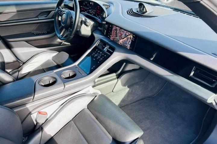 Blå Porsche Taycan fra 2020
