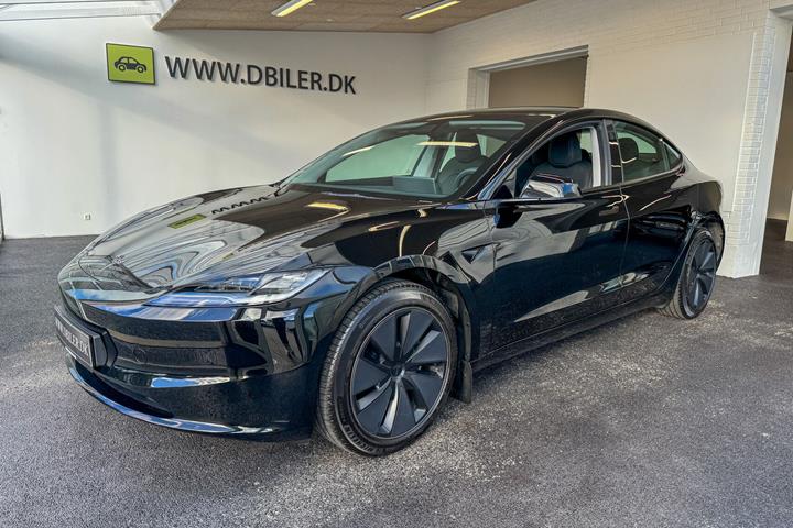 Sort Tesla Model 3 fra 2024