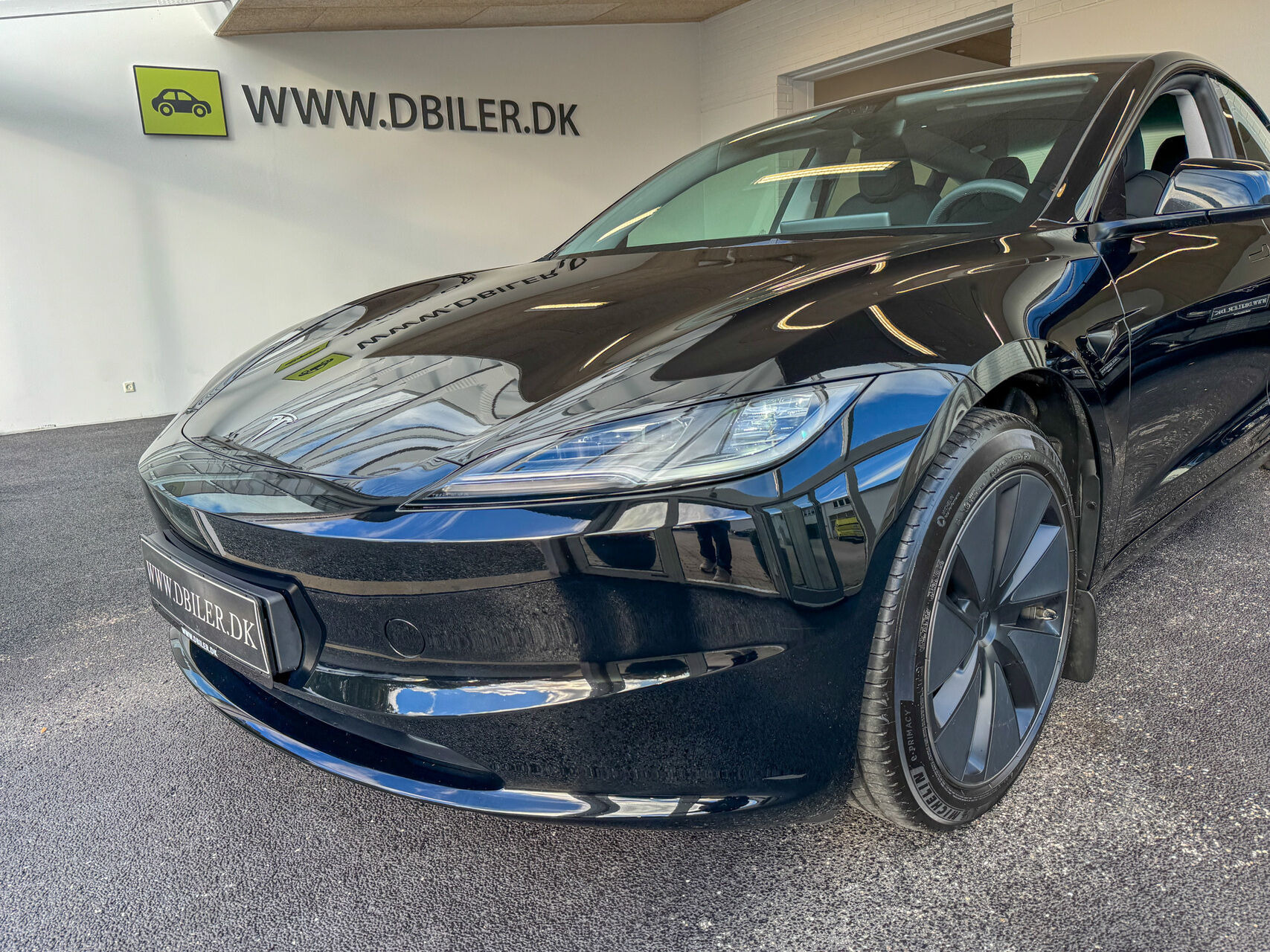Sort Tesla Model 3 fra 2024