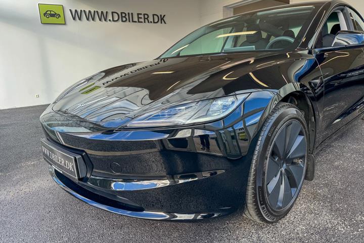 Sort Tesla Model 3 fra 2024