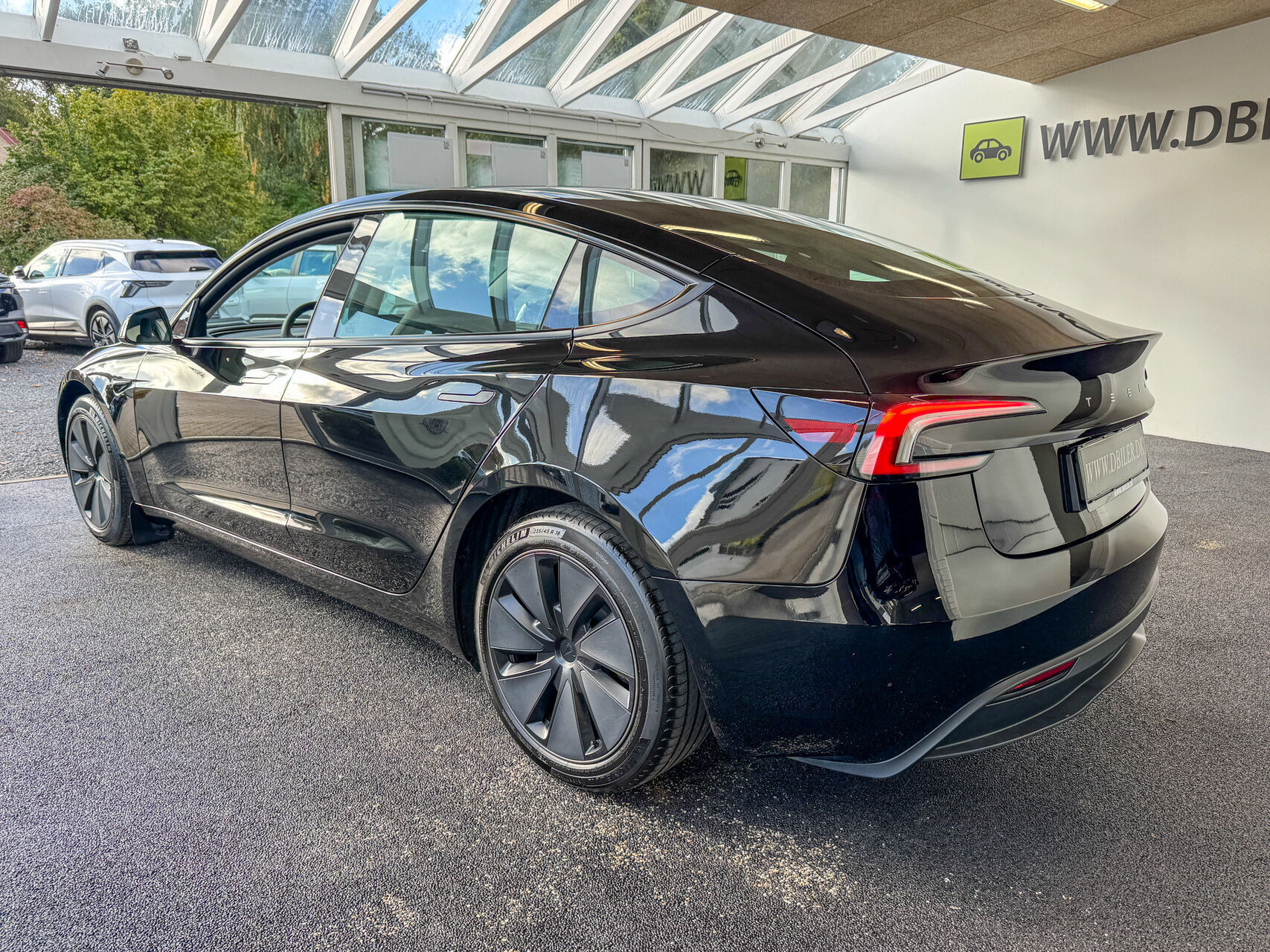 Sort Tesla Model 3 fra 2024