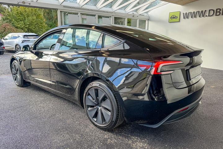 Sort Tesla Model 3 fra 2024