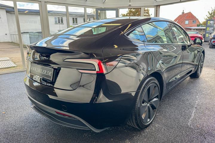 Sort Tesla Model 3 fra 2024