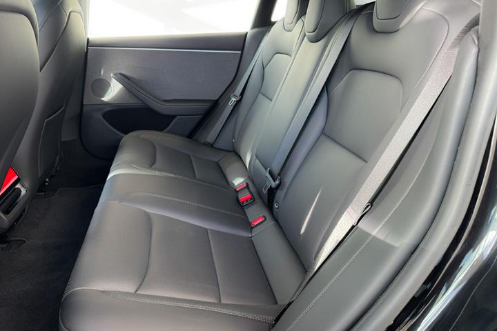 Sort Tesla Model 3 fra 2024