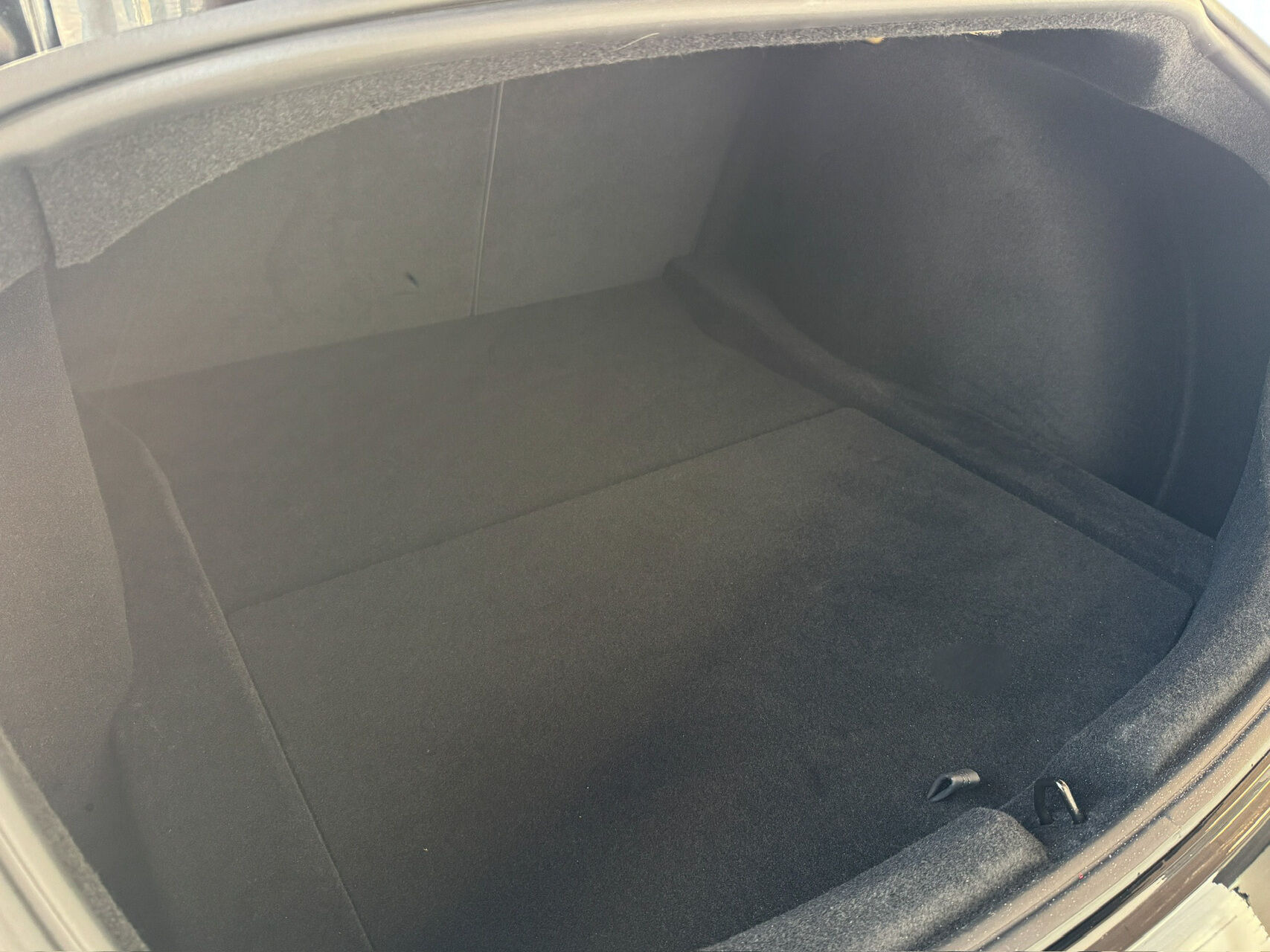 Sort Tesla Model 3 fra 2024