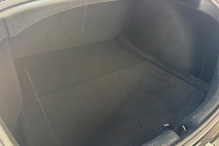 Sort Tesla Model 3 fra 2024