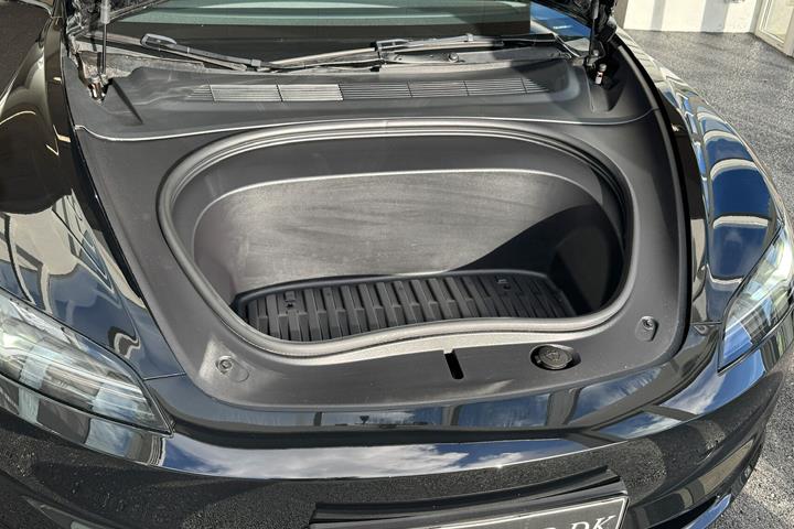 Sort Tesla Model 3 fra 2024