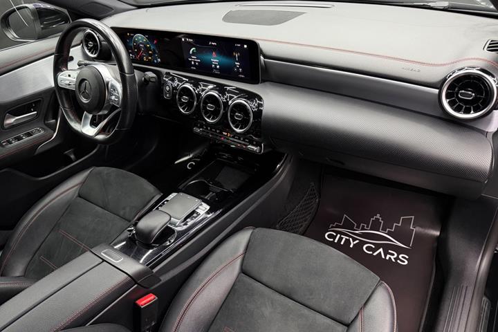 Sort Mercedes CLA200 fra 2020