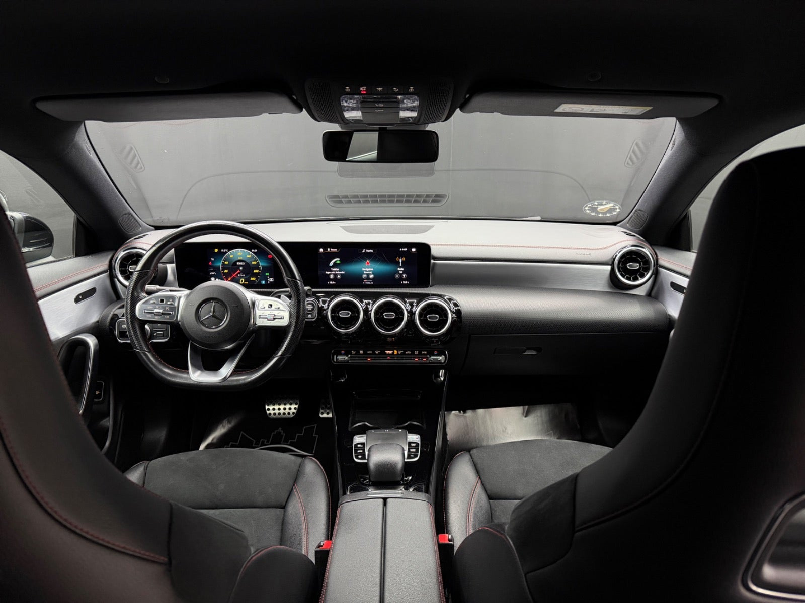 Sort Mercedes CLA200 fra 2020