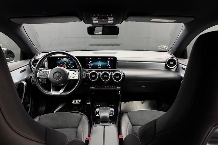 Sort Mercedes CLA200 fra 2020