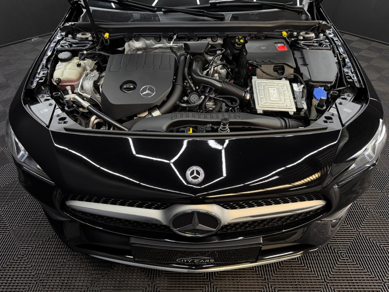 Sort Mercedes CLA200 fra 2020