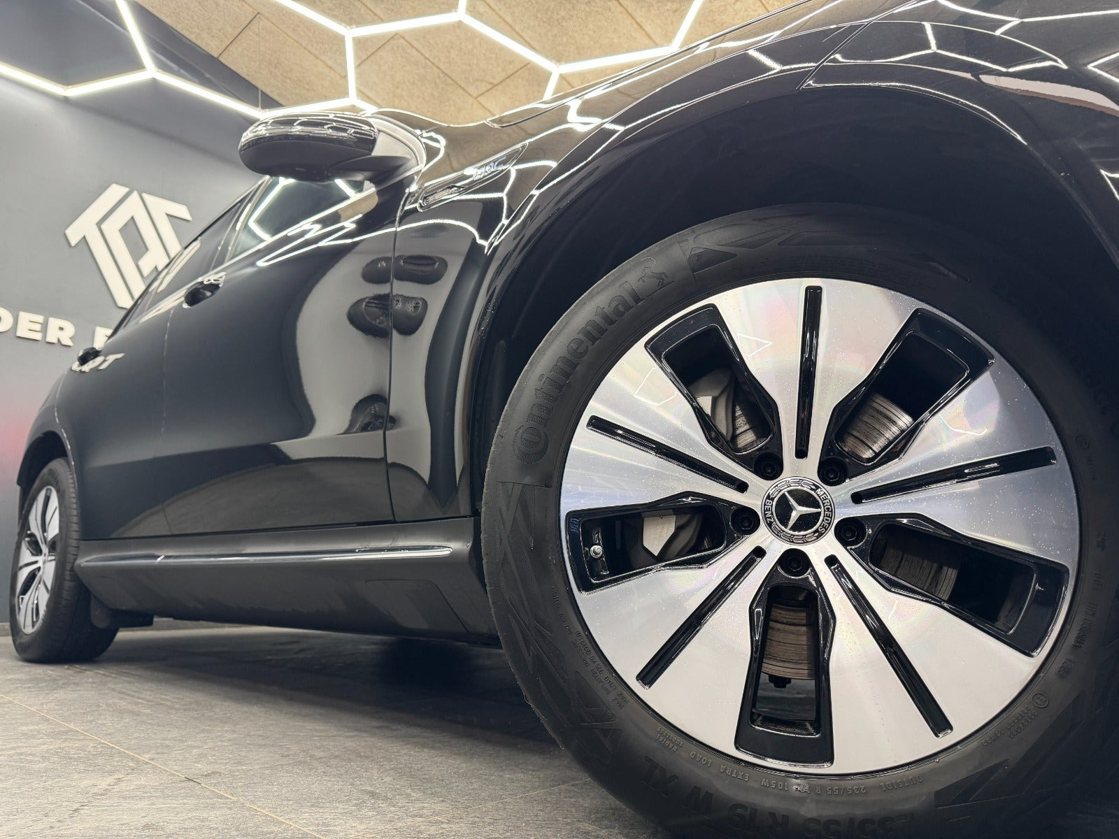 Sort Mercedes EQC400 fra 2023