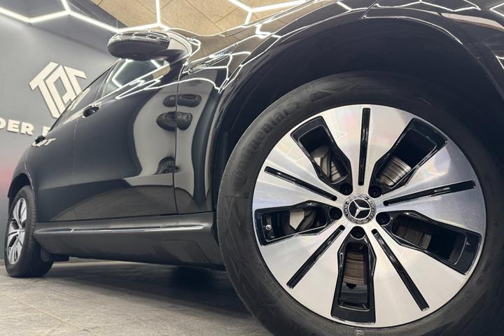 Sort Mercedes EQC400 fra 2023