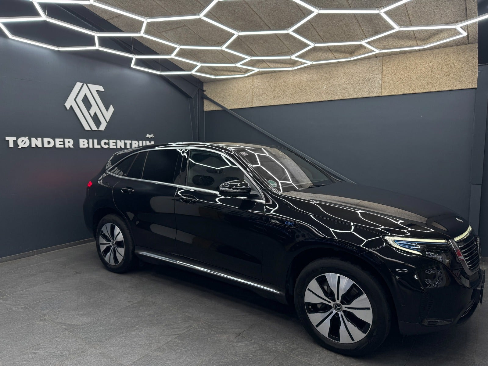 Sort Mercedes EQC400 fra 2023