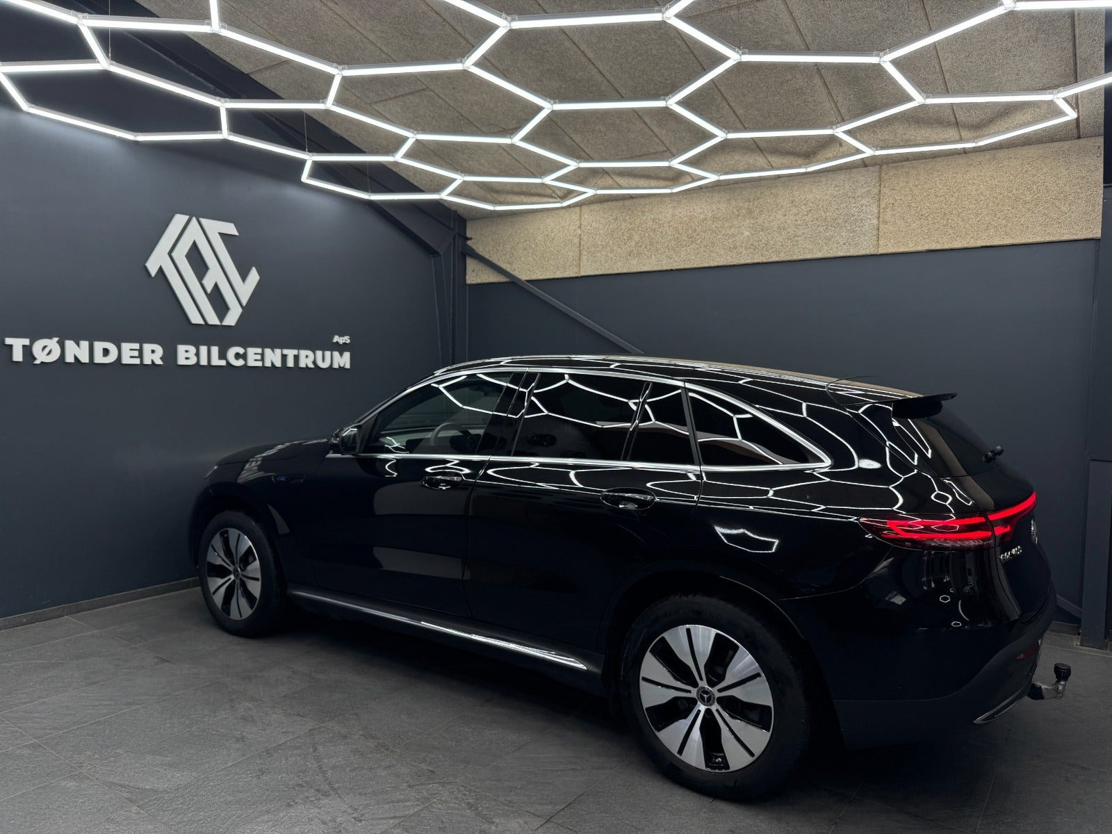 Sort Mercedes EQC400 fra 2023