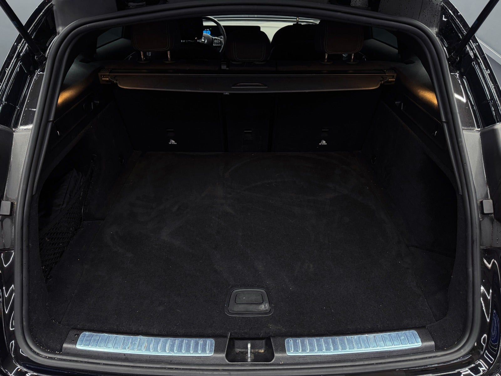 Sort Mercedes EQC400 fra 2023