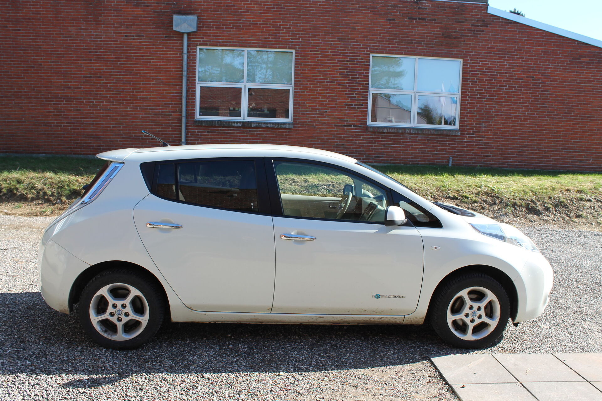 Hvid Nissan Leaf fra 2012