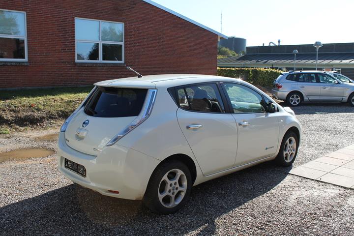 Hvid Nissan Leaf fra 2012