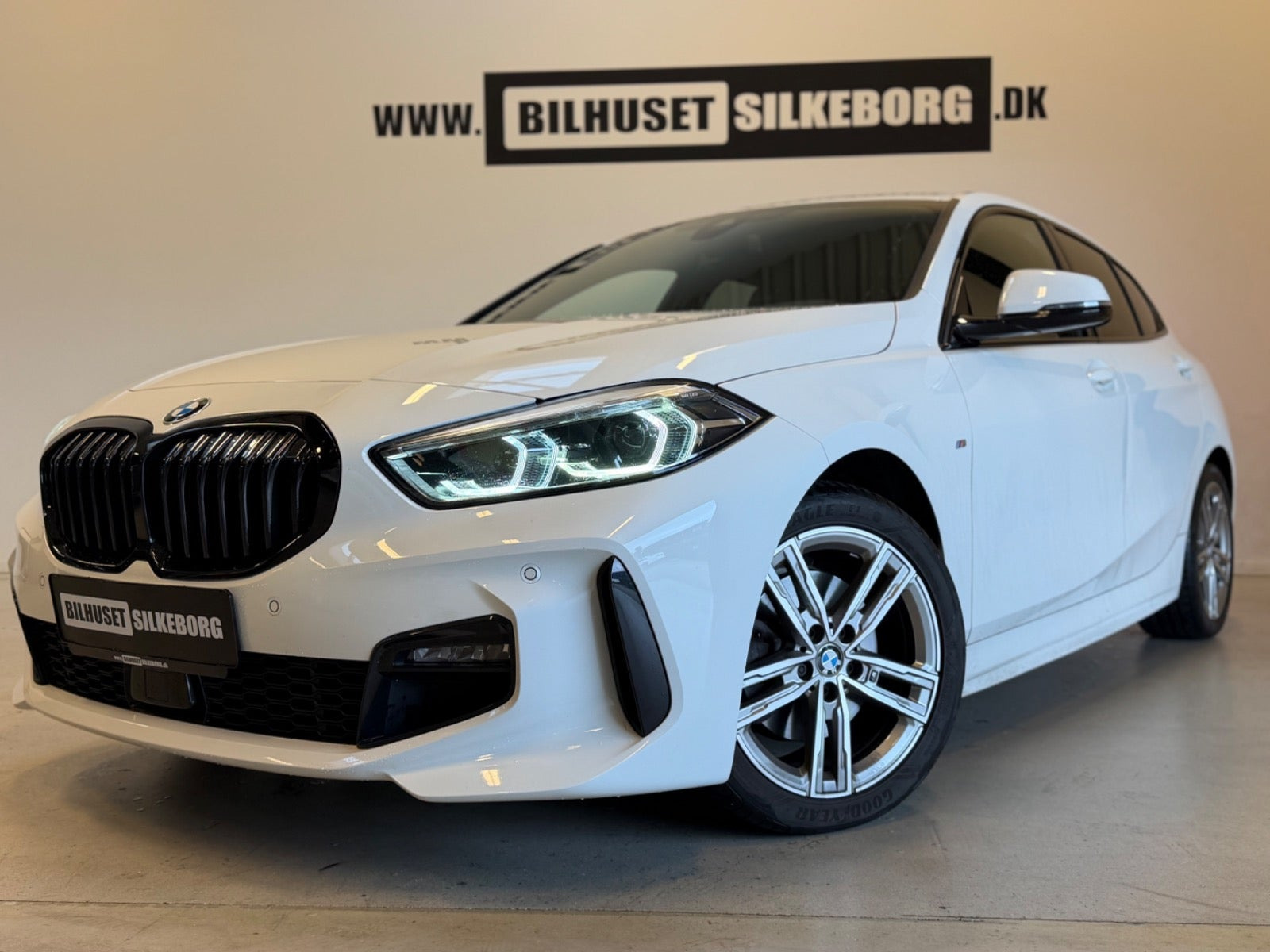 Hvid BMW 118i fra 2020