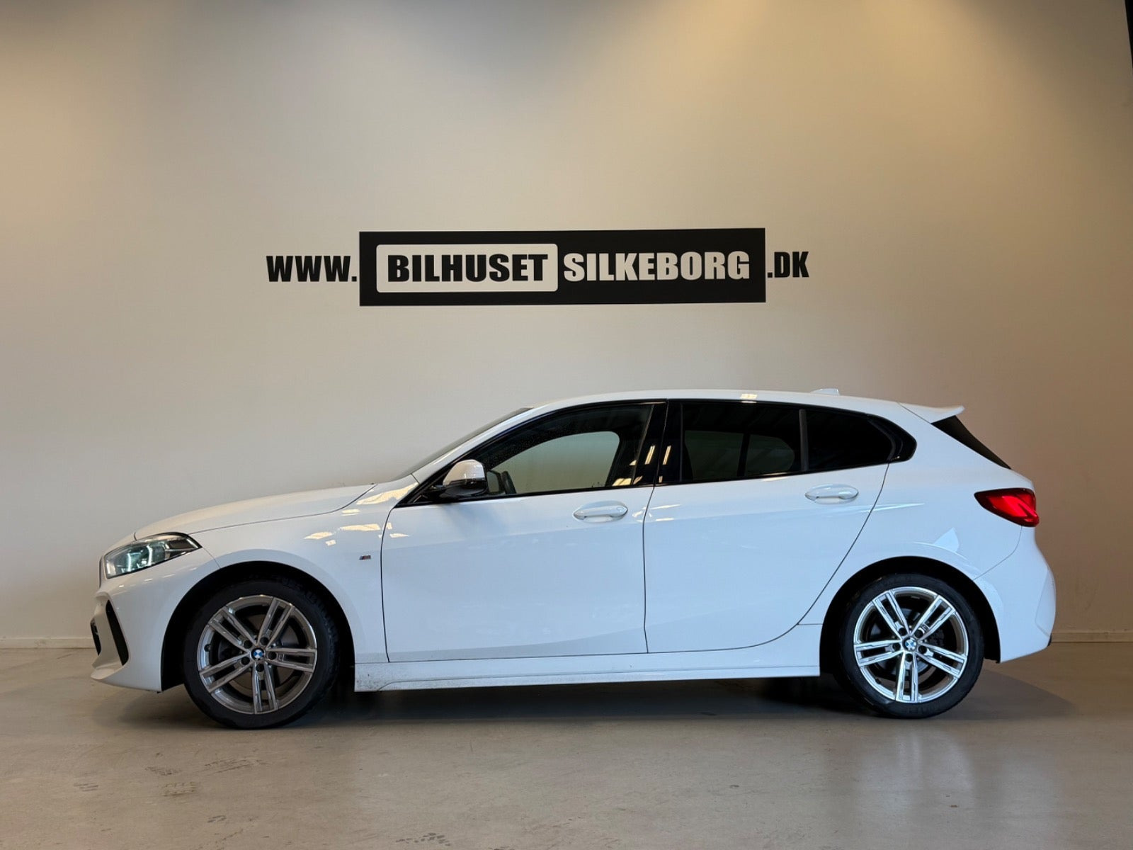 Hvid BMW 118i fra 2020