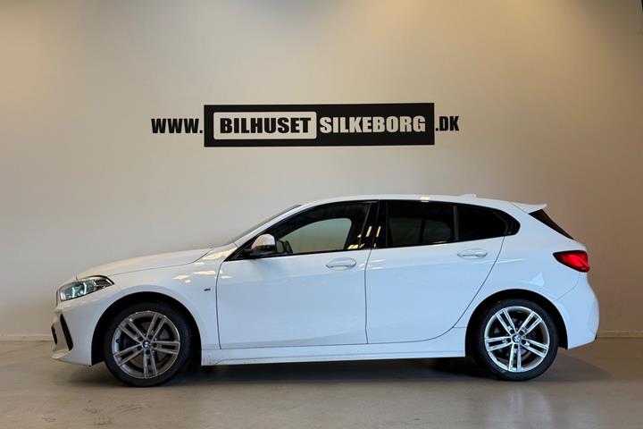 Hvid BMW 118i fra 2020
