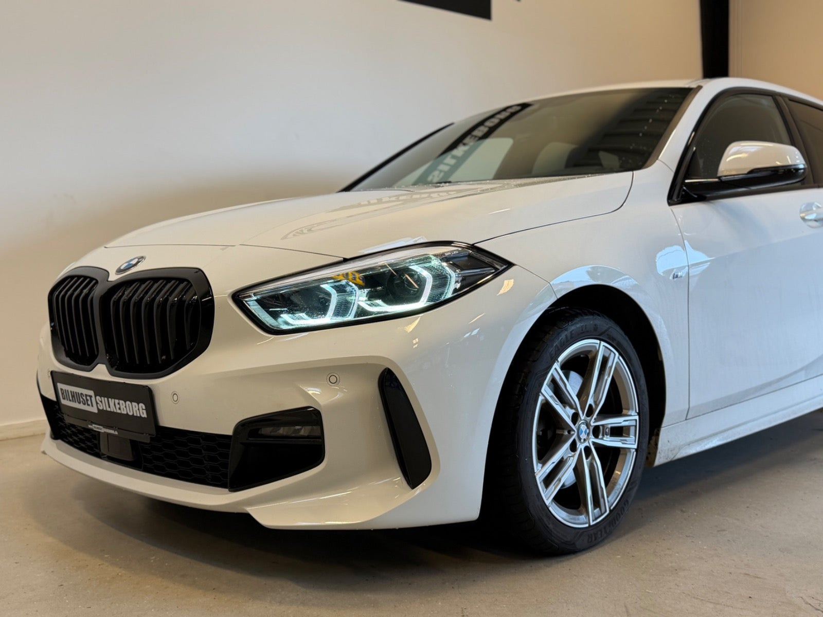 Hvid BMW 118i fra 2020