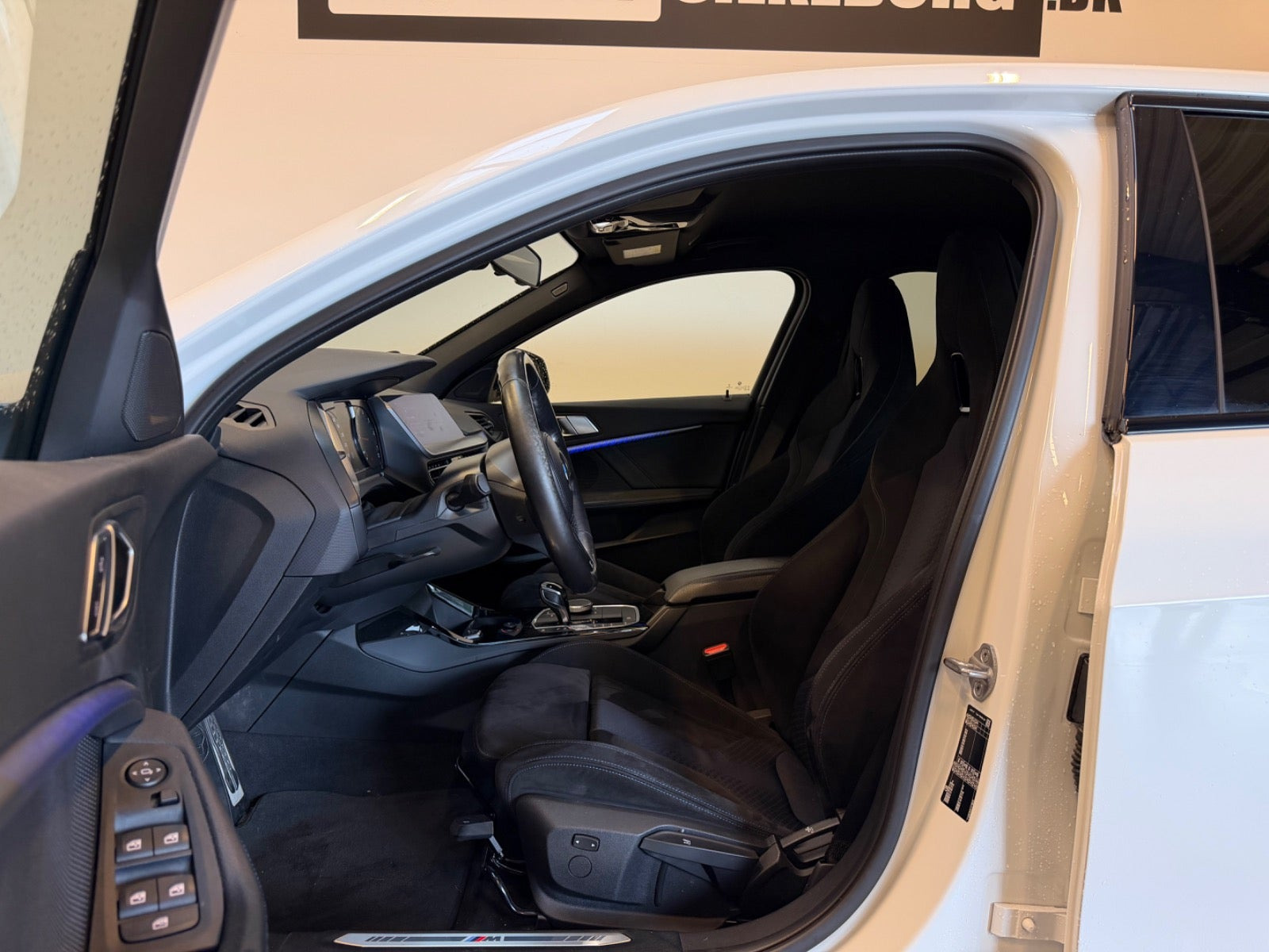 Hvid BMW 118i fra 2020