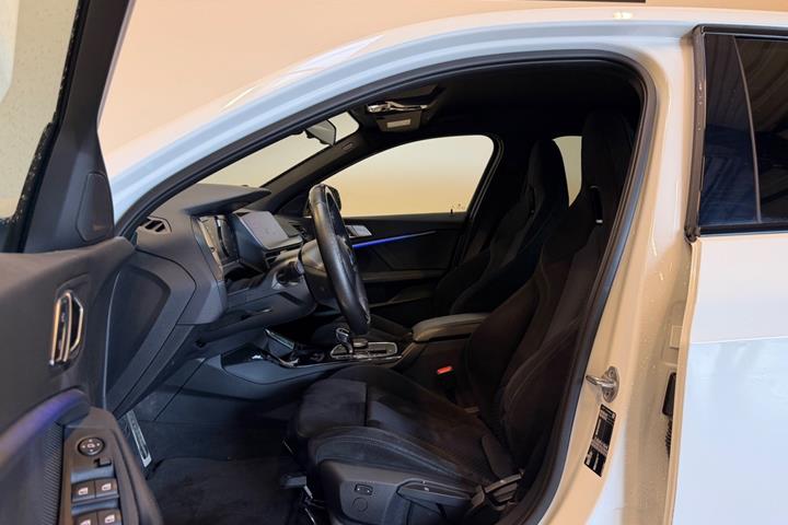 Hvid BMW 118i fra 2020