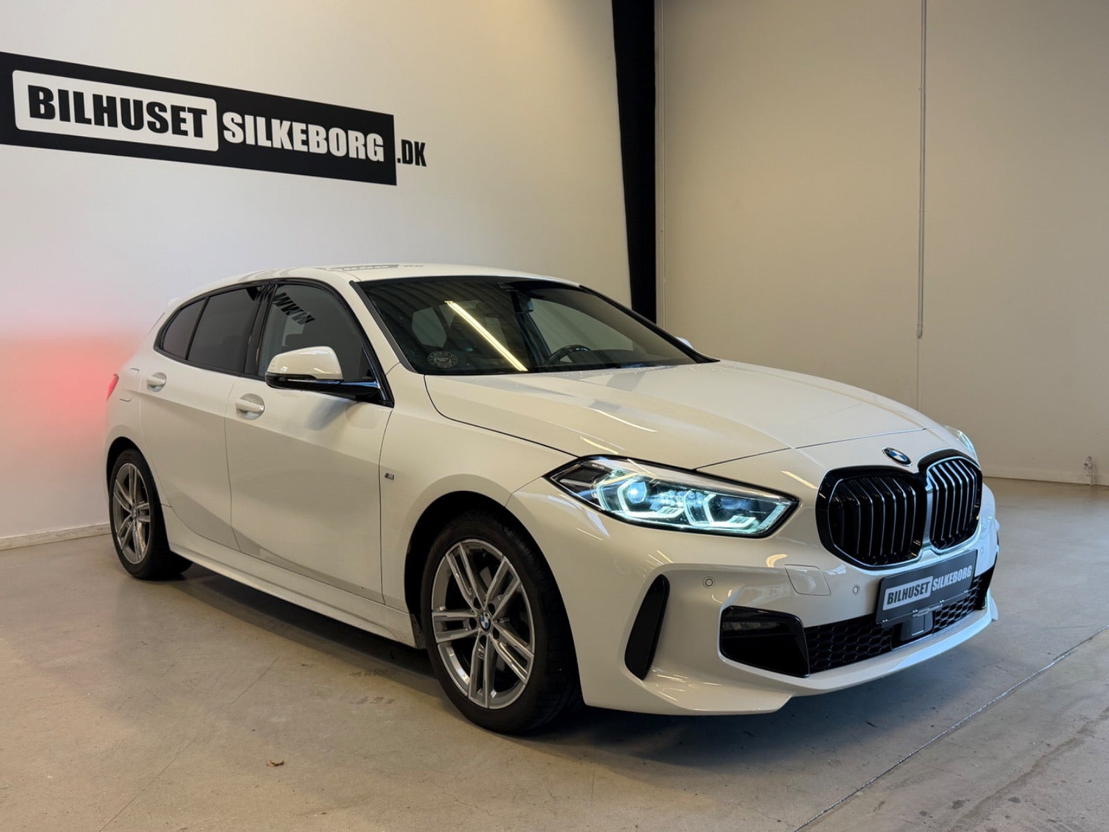 Hvid BMW 118i fra 2020