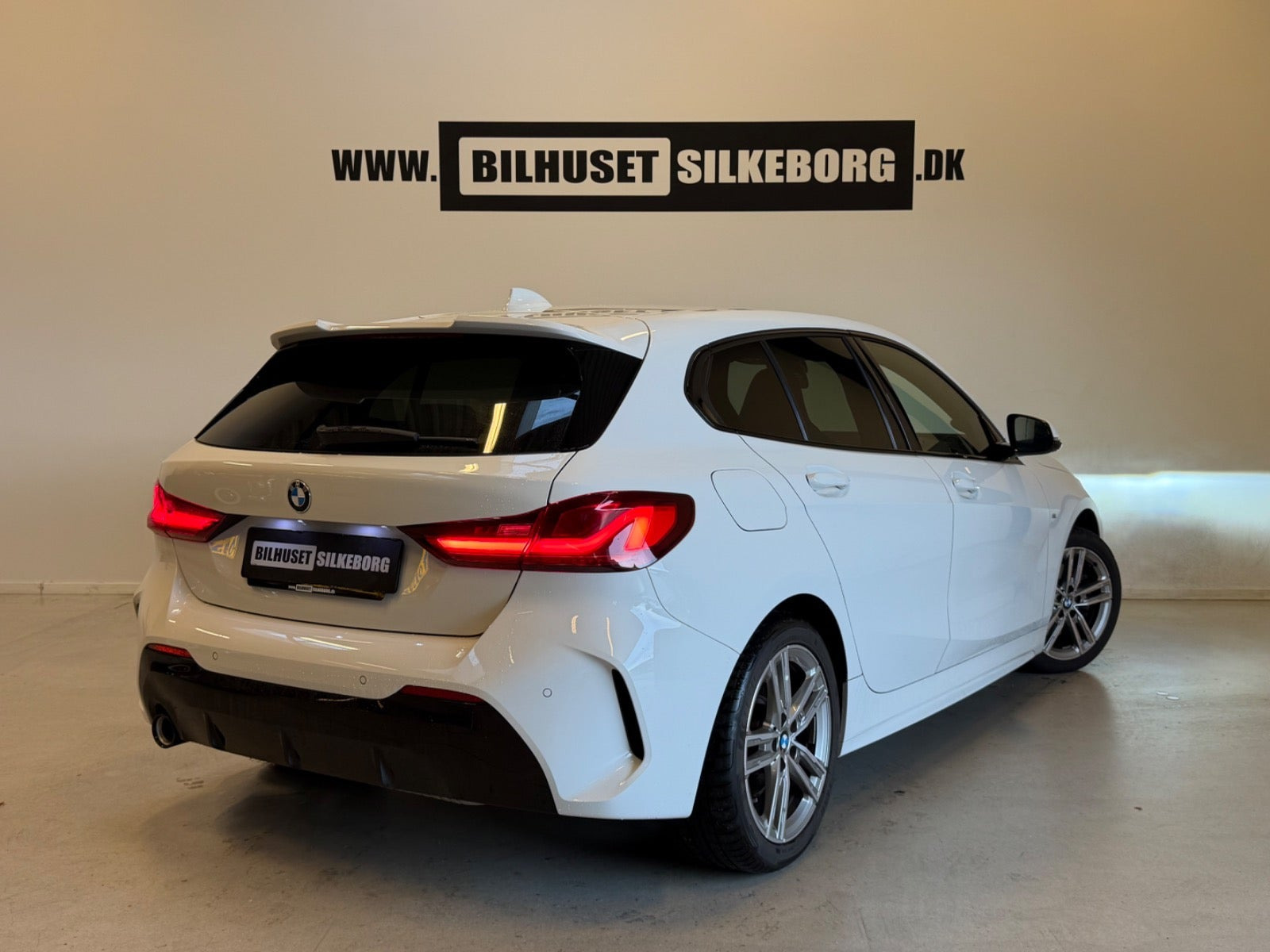 Hvid BMW 118i fra 2020