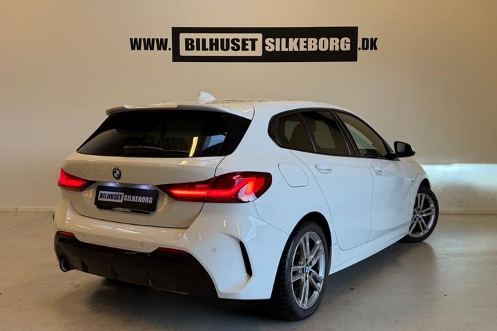 Hvid BMW 118i fra 2020