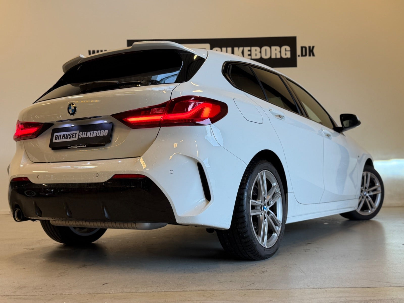 Hvid BMW 118i fra 2020