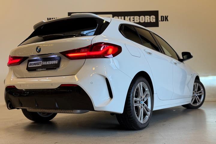 Hvid BMW 118i fra 2020