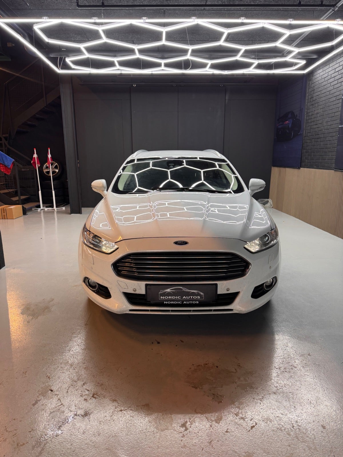 Hvid Ford Mondeo fra 2016