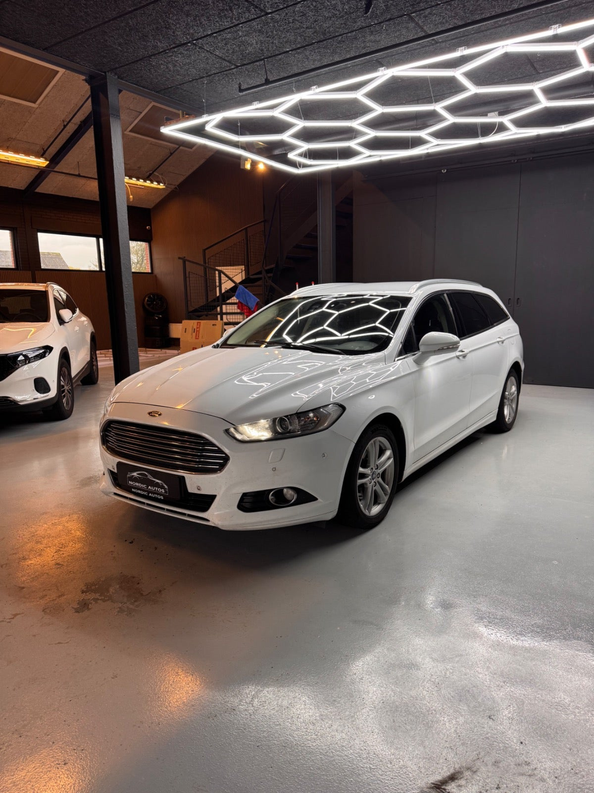 Hvid Ford Mondeo fra 2016