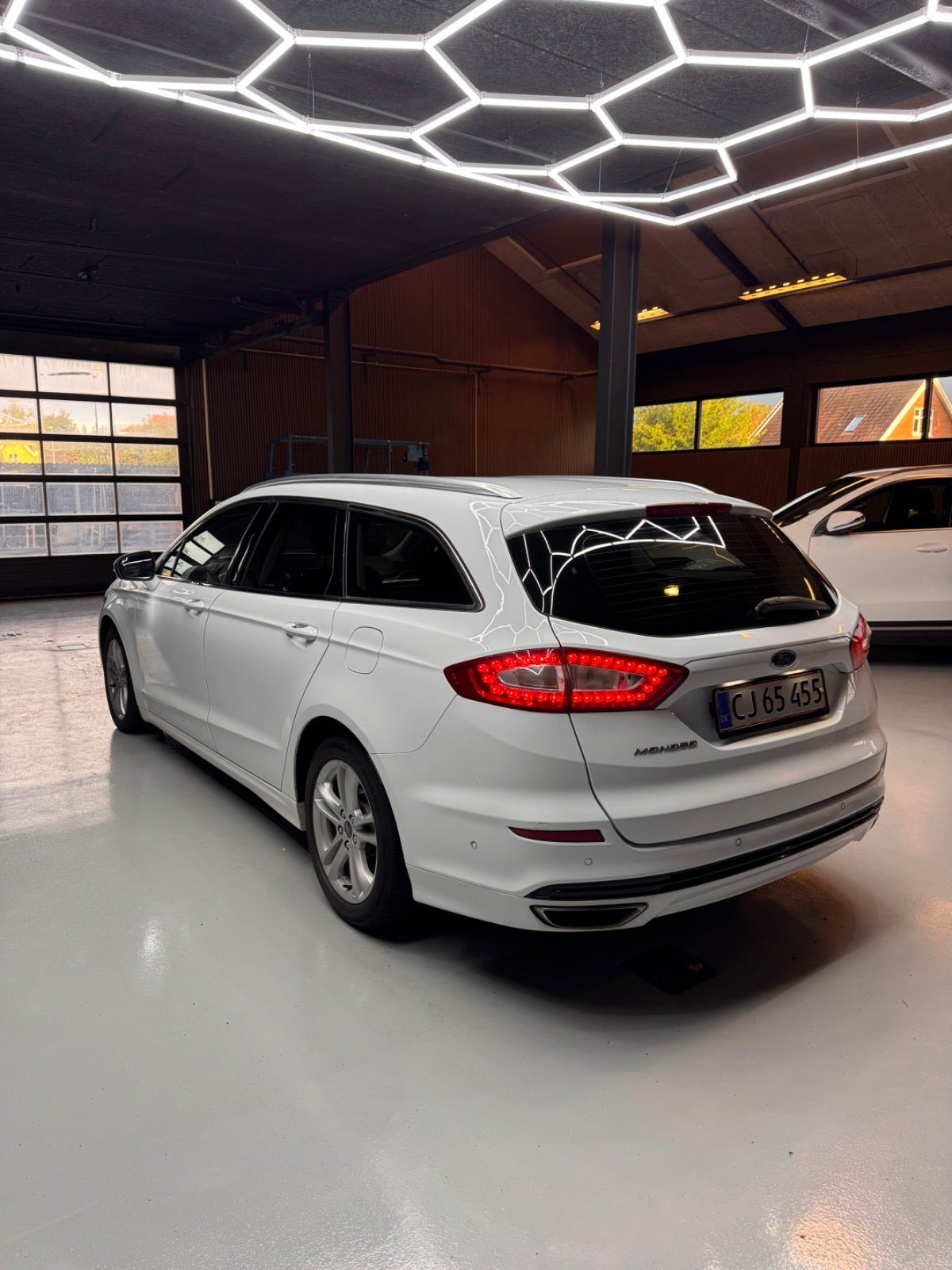 Hvid Ford Mondeo fra 2016