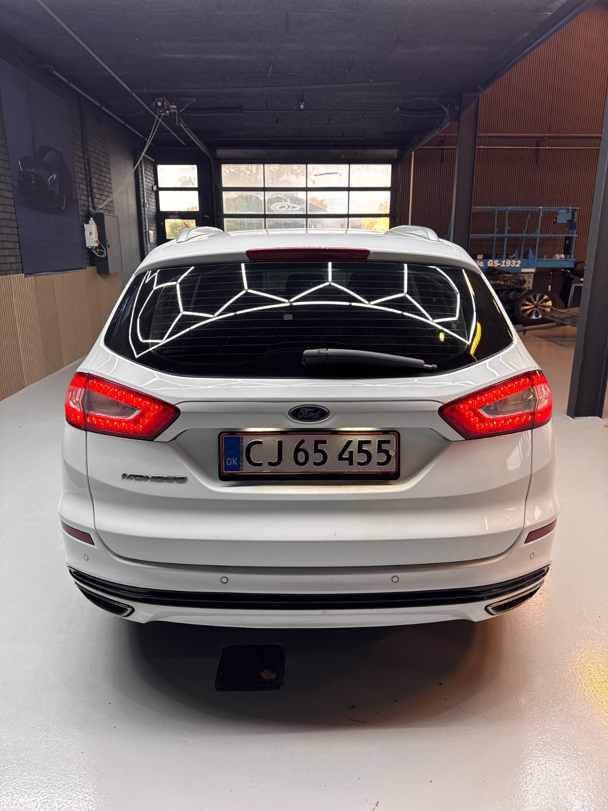 Hvid Ford Mondeo fra 2016