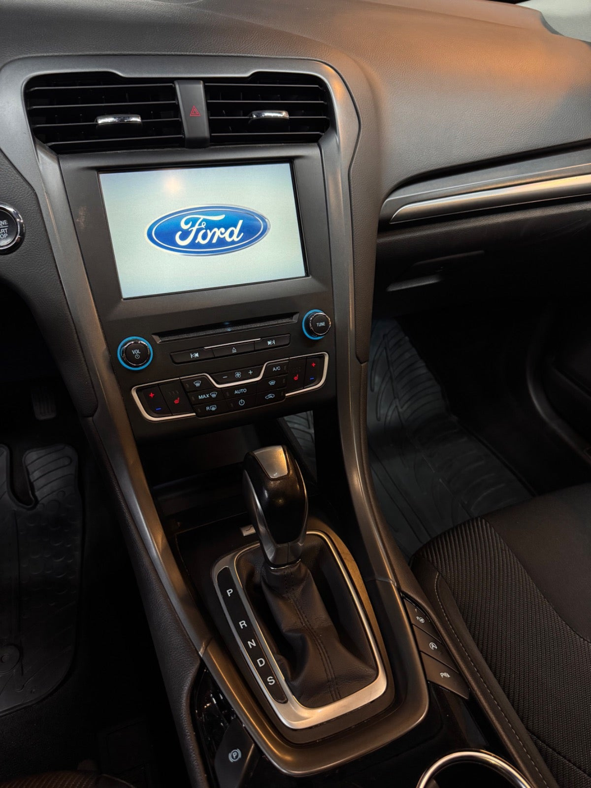 Hvid Ford Mondeo fra 2016