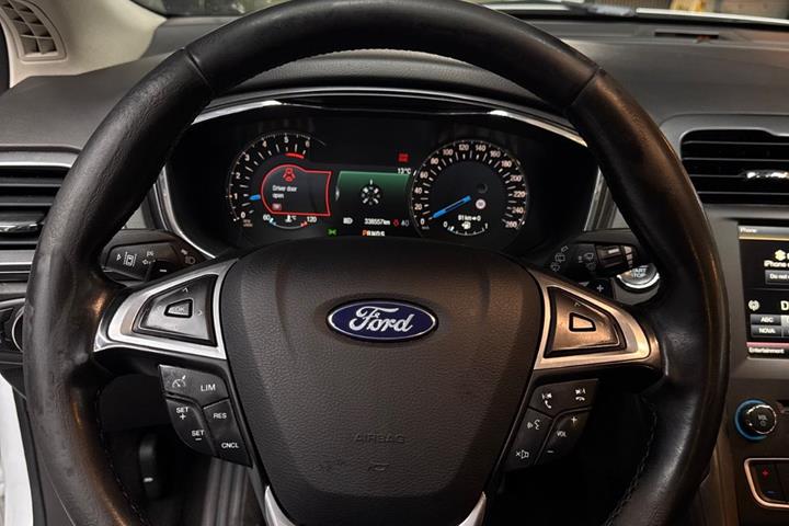 Hvid Ford Mondeo fra 2016