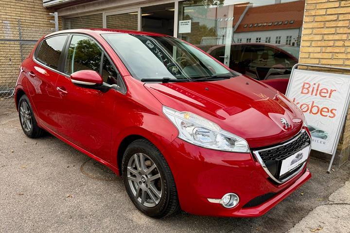 Rød Peugeot 208 fra 2014