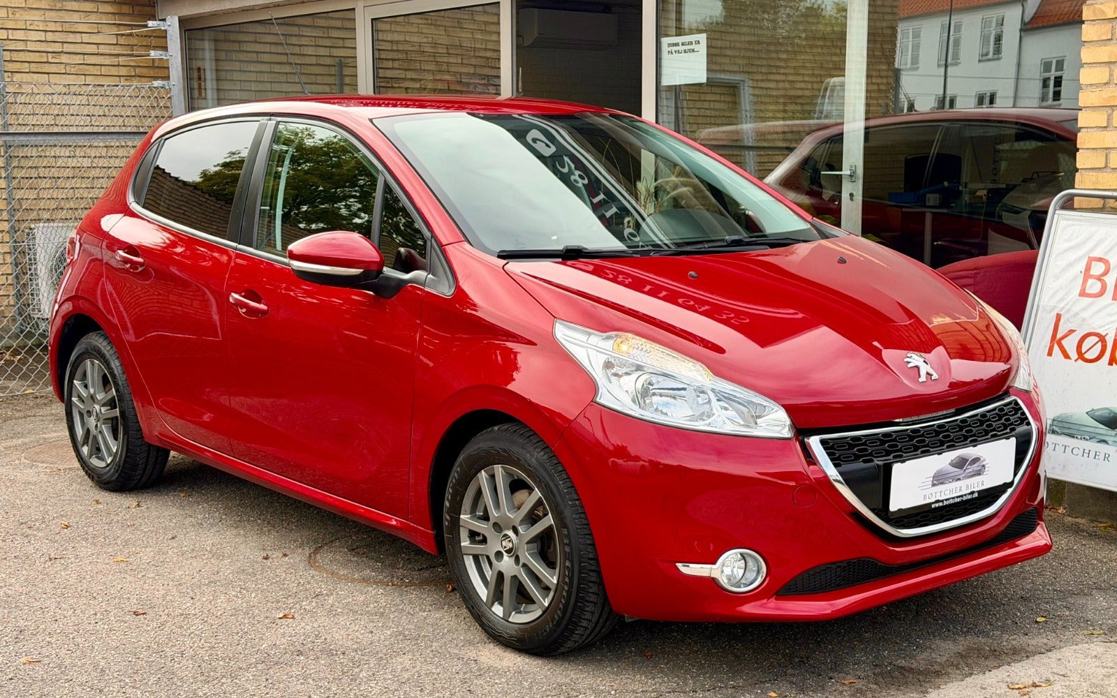 Rød Peugeot 208 fra 2014