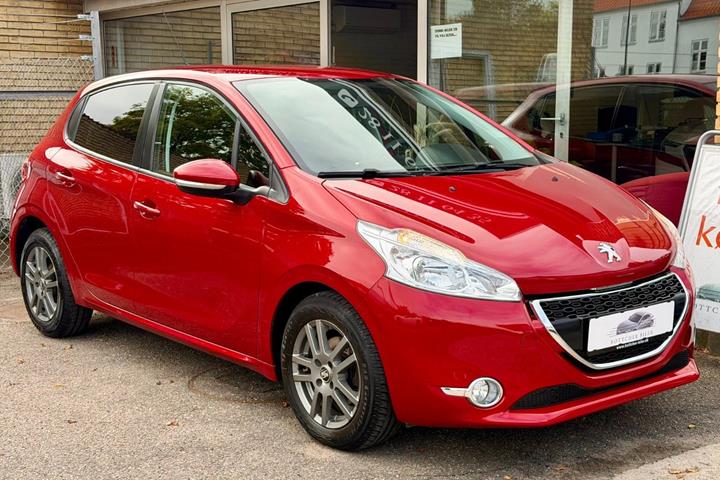 Rød Peugeot 208 fra 2014