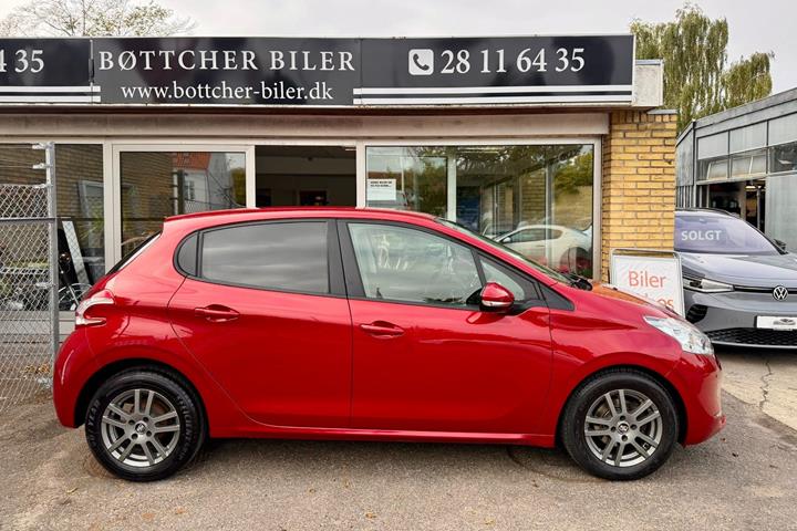 Rød Peugeot 208 fra 2014