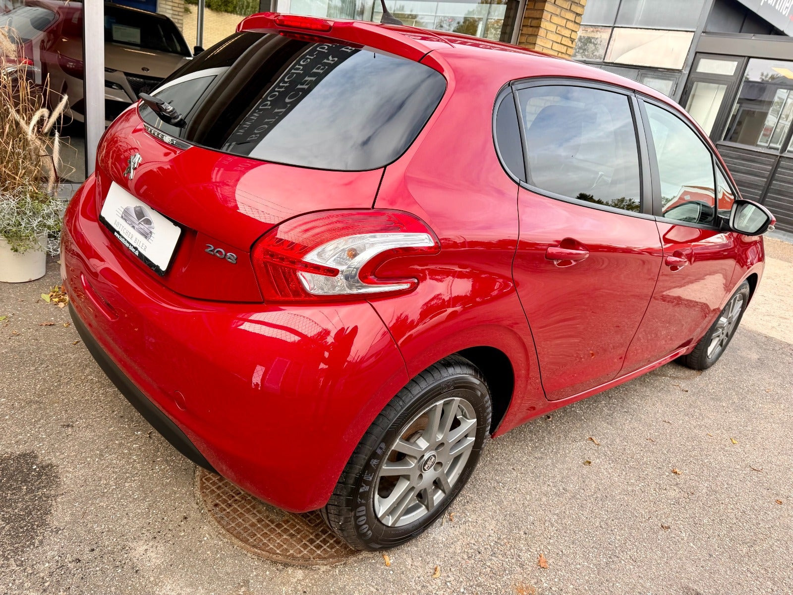 Rød Peugeot 208 fra 2014
