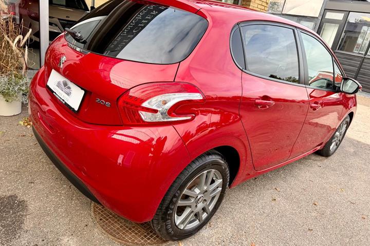 Rød Peugeot 208 fra 2014