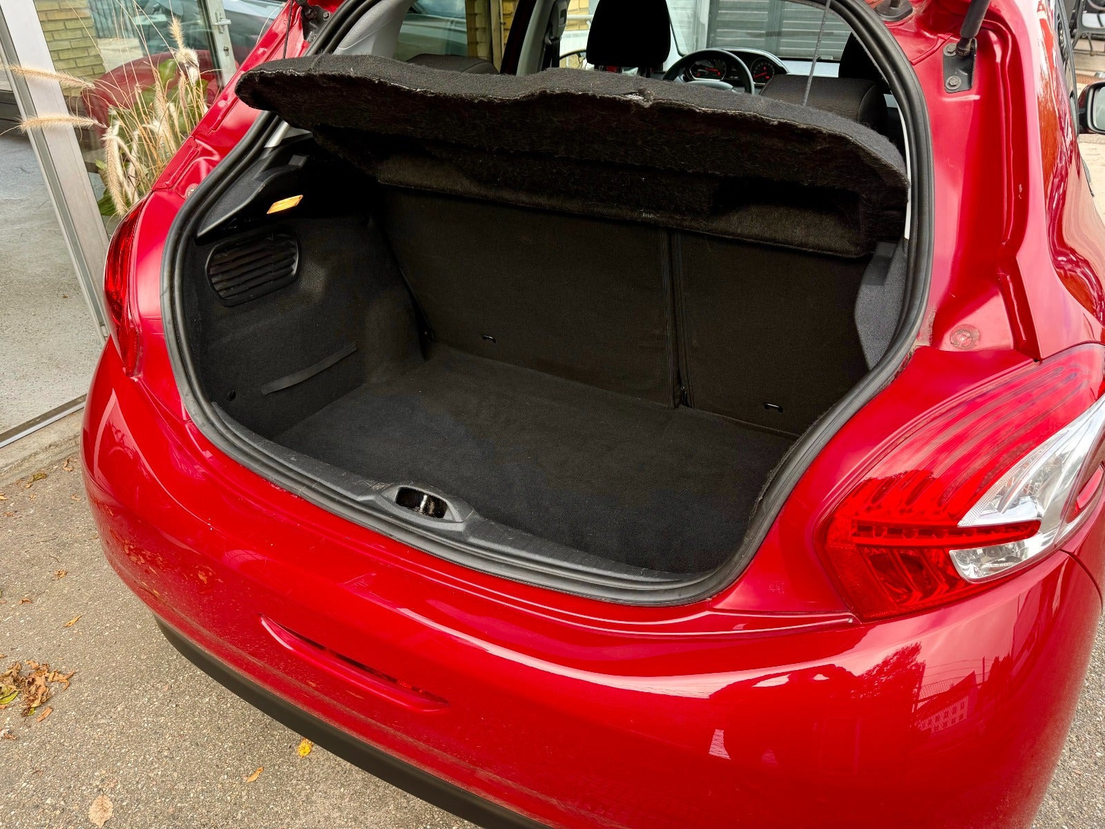 Rød Peugeot 208 fra 2014