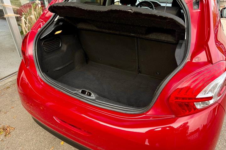 Rød Peugeot 208 fra 2014