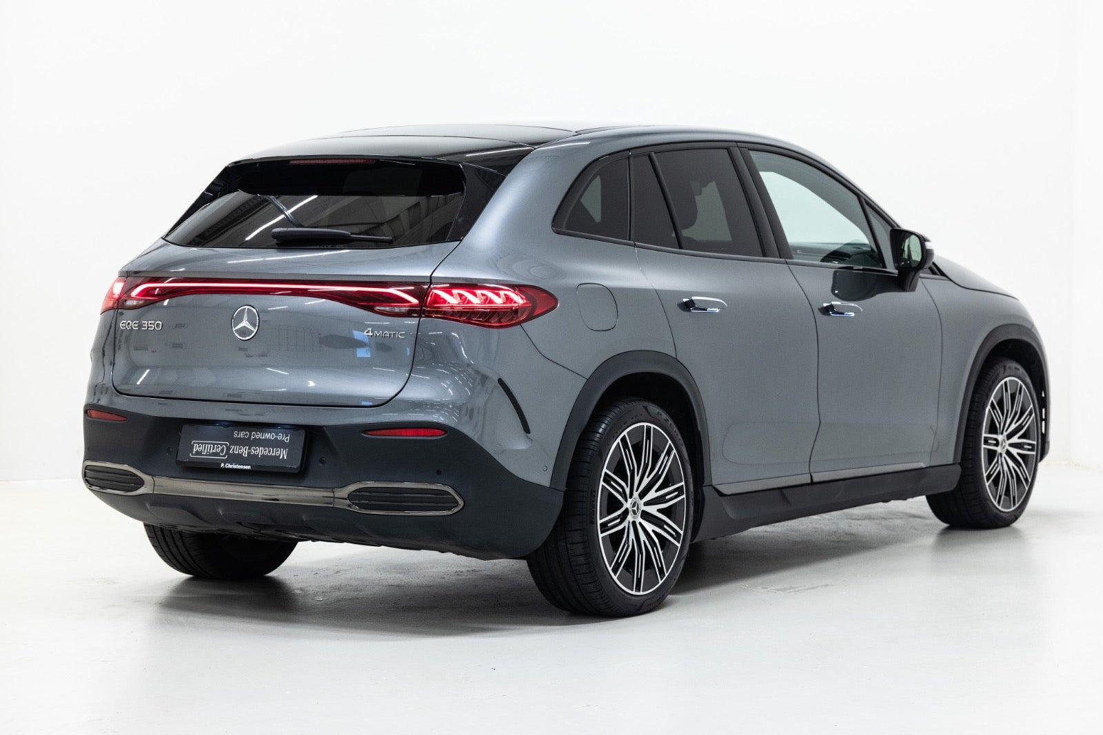 Grå Mercedes EQE350 SUV fra 2025