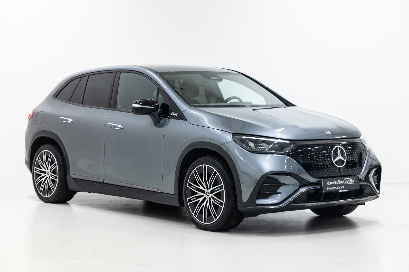 Grå Mercedes EQE350 SUV fra 2025